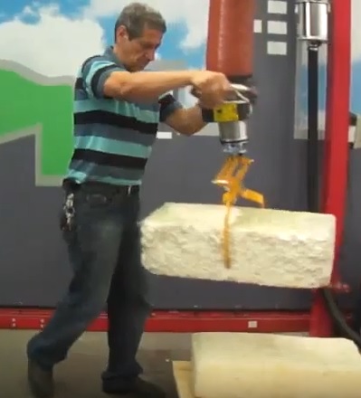 Manipulador de bloques de minerales con pinza mecánica