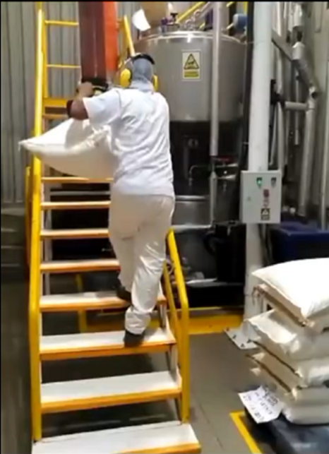 Manipulación de sacos y bolsas con materia prima