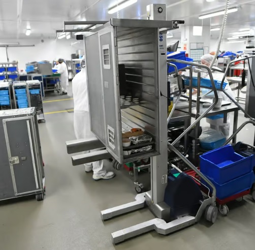 Manipulación de carritos de servicio para aviones Carretilla para manipulación de carritos de servicio para aviones en operaciones de catering aeronáutico